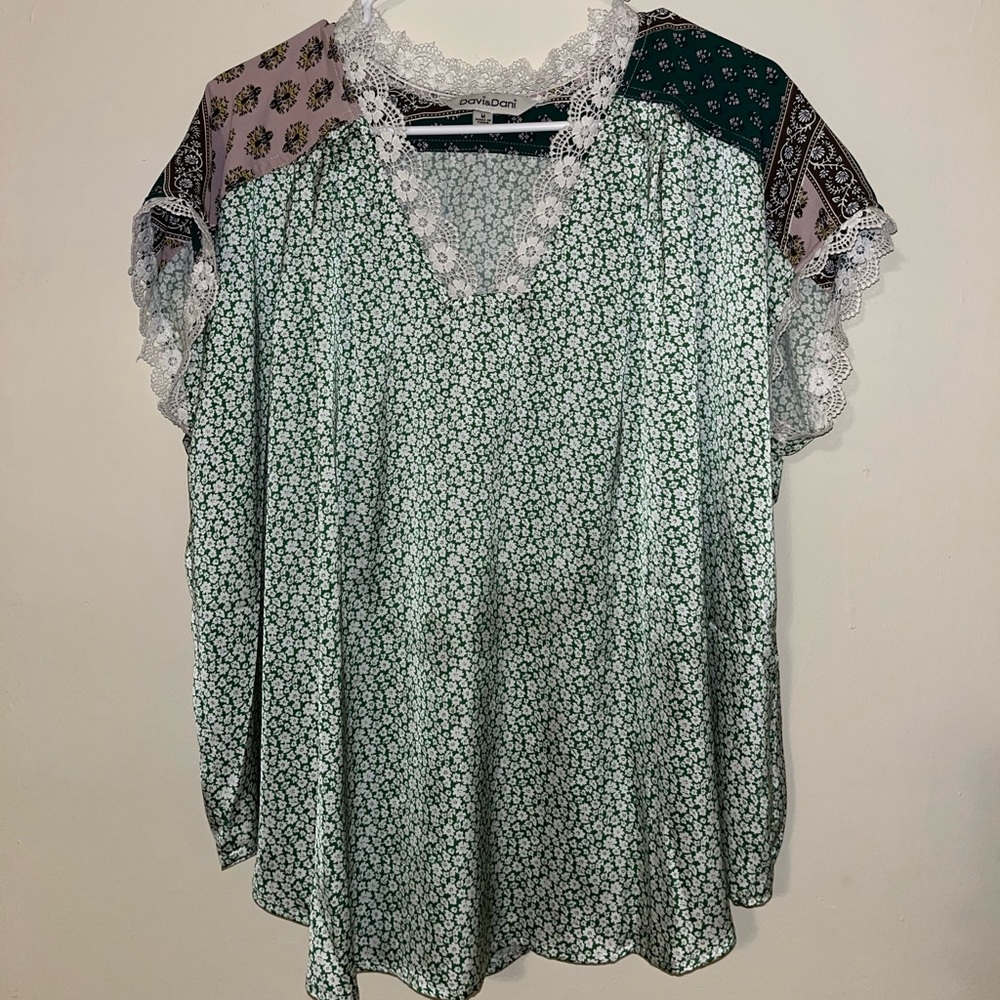 Davi & Dani Size M Top- Excellent Condition